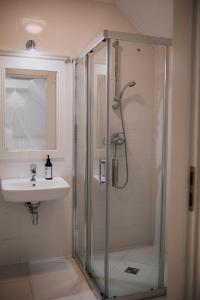 een badkamer met een douche en een wastafel bij Karczma Viking in Stara Kiszewa
