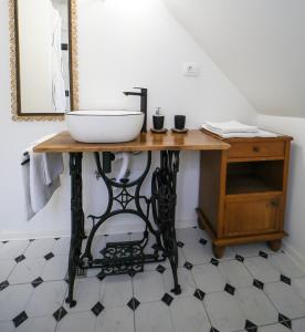 uma casa de banho com um lavatório numa mesa com um espelho em Country house with a pool in Medvednica Nature Park em Zagreb