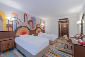 Cama ou camas em um quarto em Megasaray Westbeach Antalya