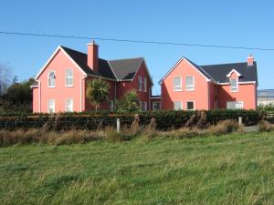 una casa con casas rojas y negras en Glencarrig B&B, en Carrigaholt