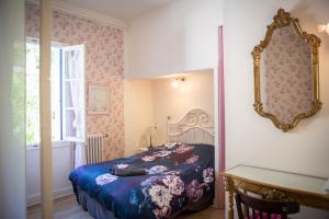 Una cama o camas en una habitación de La Roseraie 79 fotos más