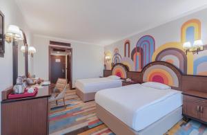 Cama ou camas em um quarto em Megasaray Westbeach Antalya