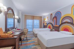 Cama ou camas em um quarto em Megasaray Westbeach Antalya