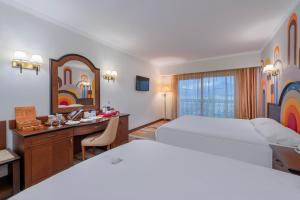 Cama ou camas em um quarto em Megasaray Westbeach Antalya