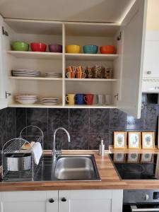 Kuchyňa alebo kuchynka v ubytovaní Apartament nad Parsętą w centrum - prywatne miejsce postojowe & dwa rowery