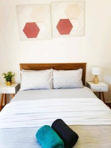 a bedroom with a bed with two towels on it at ¶Beautiful Pet Friendly Bedroom Room+TV + Wifi Pet Friendly in Glenfield