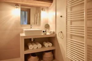 Un baño con lavabo, espejo y toallas. en Maison Madamicella, en Fozzano 27 fotos más