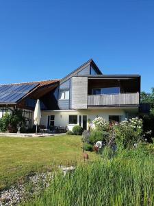 una casa con un ampio cortile con giardino di Apartment im Salzburger Seenland a Seeham
