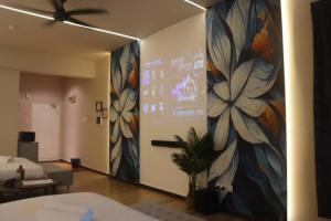 une chambre avec un grand tableau sur le mur dans l'établissement Cozy Home Cinema @ Mount Austin JB 5 Pax, à Johor Bahru