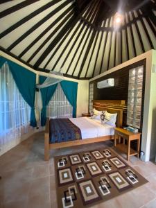 Postel nebo postele na pokoji v ubytování Jepara Marina Beach Bungalows