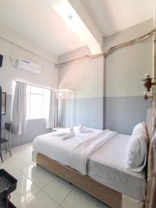 una camera con un grande letto bianco di 360 Homestay Padang a Kampungdurian