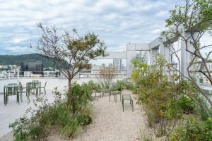首尔Mangrove Dongdaemun的大楼内带桌椅的庭院 更多30张照片