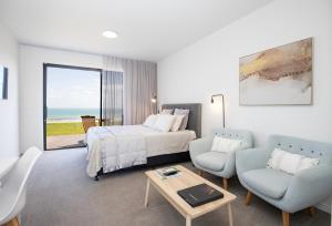 Views over Tasman, New luxury boutique studio overlooking the Tasman Sea客房内的一张或多张床位