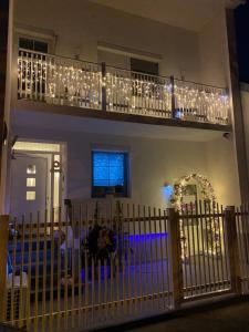 ein Haus mit einem Balkon mit Beleuchtung in der Unterkunft Gästehaus Malleschitz in Andau