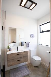 Views over Tasman, New luxury boutique studio overlooking the Tasman Sea的一间浴室