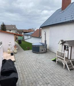 eine Terrasse mit einem Grill und einer Bank in der Unterkunft Gästehaus Malleschitz in Andau