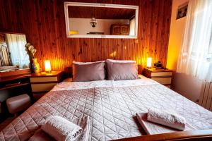 sypialnia z dużym łóżkiem i drewnianymi ścianami w obiekcie Grandma's apartment w mieście Velika