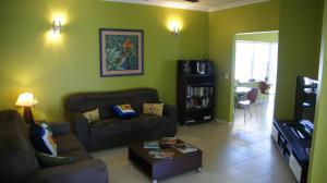 ein Wohnzimmer mit einem Sofa und einem Tisch in der Unterkunft Gecko Lodge Kalbarri in Kalbarri