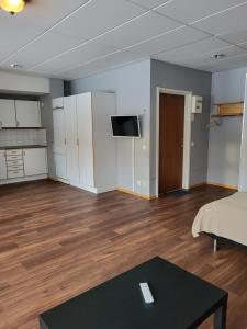 Apartments Centralstation في أوبسالا: غرفة معيشة فارغة فيها سرير وطاولة