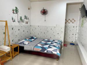 ein Schlafzimmer mit einem Bett in einem Zimmer in der Unterkunft N'T Homestay in Mui Ne