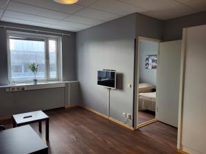 Habitación con dormitorio con cama y espejo. en Apartments Centralstation en Uppsala