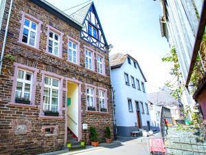 eine Reihe von Häusern auf einer Straße in einer Stadt in der Unterkunft Ferienwohnungen Merl in Zell an der Mosel + 37 Fotos