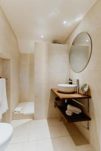 ニースにあるPalm Boutique Hôtel Niceの洗面台と鏡のあるバスルーム