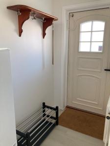 una panchina in una stanza con porta e finestra di Blå Dörren a Höör