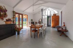 O zonă de relaxare la Farmstay at the Goat Shed Cottage, Spinlea Farm
