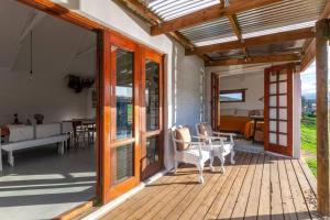 Un balcon sau o terasă la Farmstay at the Goat Shed Cottage, Spinlea Farm