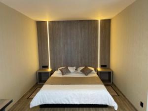 um quarto com uma cama grande e 2 mesas de cabeceira em Hotel Complex Ukraine em Lutsʼk
