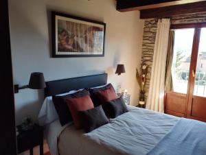 a bedroom with a bed with pillows and a window at Cimas con historia in Fiscal