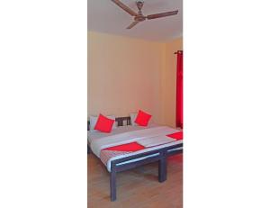 Cama ou camas em um quarto em Hotel Dev Bhoomi, Uttarkashi