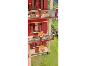 - une vue aérienne sur un bâtiment avec balcon dans l'établissement Hotel Dev Bhoomi, Uttarkashi, à Nākuri