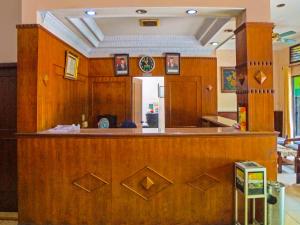 um bar de madeira num restaurante com balcão em SPOT ON 92340 Lida Hotel em Medan