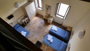 Borgo de' Varano by Hotel I Duchi في كاميرينو: اطلالة علوية لغرفة معيشة بها كنب ازرق