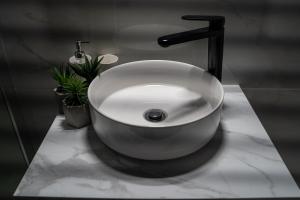 Triantos Guesthome Studio في تريبوليس: حمام مع حوض أبيض على منضدة