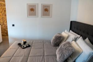 ein Schlafzimmer mit einem Bett mit Pelzkissen in der Unterkunft Triantos Guesthome Studio in Tripolis