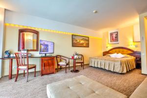 Un pat sau paturi într-o cameră la Hotel Ambient