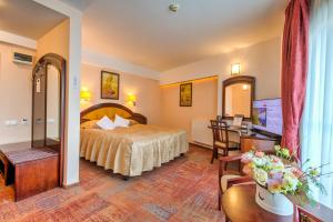 Un pat sau paturi într-o cameră la Hotel Ambient