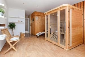 Habitación grande con sauna y pared de madera. en Pension Nordkap, en Bensersiel