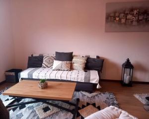 ein Wohnzimmer mit einem Sofa und einem Couchtisch in der Unterkunft Grand studio refait à neuf in Valdeblore