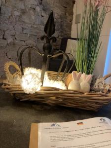 una cesta con huevos de Pascua y luces en ella en Luxe, landelijke vakantiewoning der alte Birnenbaum Duitsland-Sankt Wendel en Sankt Wendel