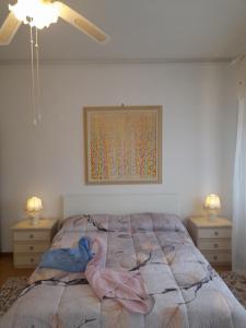 una camera da letto con un letto e un animale di peluche di CASA CAMELIA a Capannori