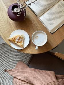 博赫尼亞的住宿－B4room，餐桌,桌上放着一盘食物,咖啡和书