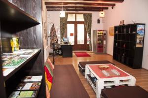 una habitación con una tienda con una mesa en ella en JugendStube Hostel en Brasov