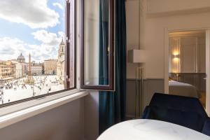 Cette chambre dispose d'une fenêtre offrant une vue sur la ville. dans l'établissement Navona 49 Luxury Suites&Apartment, à Rome