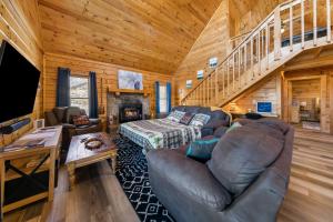 Χώρος καθιστικού στο Serenity, A Rustic Log Cabin Retreat