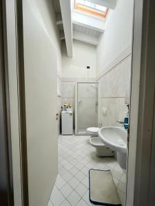 ein Bad mit einem WC und einem Waschbecken in der Unterkunft Vittoria al Lago in Desenzano del Garda
