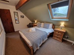 ホープにあるBirch Cottageの小さなベッドルーム(ベッド1台、窓付)